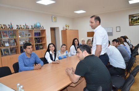 Kürdəmirdə təhsilverənlərin sertifikasiyası prosesinin test imtahanı mərhələsinə cəlb olunmuş bir qrup nəzarətçi ilə görüş