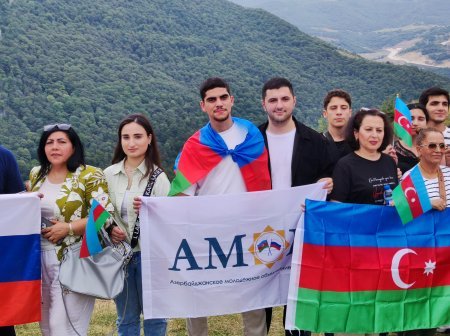 “Biz dəmir yumruğun gücü ilə Şuşadayıq” şüarı ilə diaspor nümayəndələrinin Şuşaya 12-ci səfəri gerçəkləşib