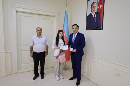 Məzunlarımıza qızıl nişanlar təqdim edilib