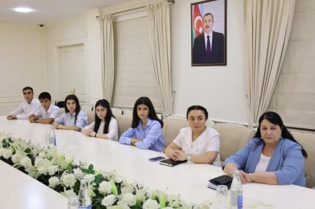 Məzunlarımıza qızıl nişanlar təqdim edilib