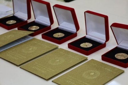Məzunlarımıza qızıl nişanlar təqdim edilib