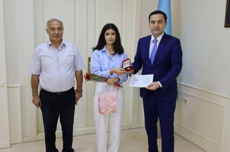 Məzunlarımıza qızıl nişanlar təqdim edilib