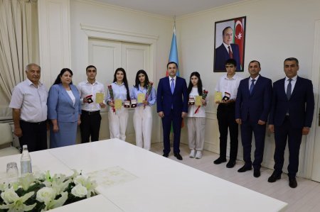 Məzunlarımıza qızıl nişanlar təqdim edilib