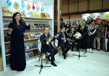 Tədbir iştirakçıları sərgi məkanında Azərbaycan stendinin açılışında iştirak ediblər