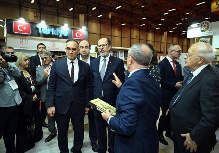 Tədbir iştirakçıları sərgi məkanında Azərbaycan stendinin açılışında iştirak ediblər