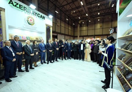 Tədbir iştirakçıları sərgi məkanında Azərbaycan stendinin açılışında iştirak ediblər