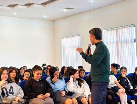 ADA Universitetinin nümayəndələri yuxarı sinif şagirdləri ilə görüşlər keçirib