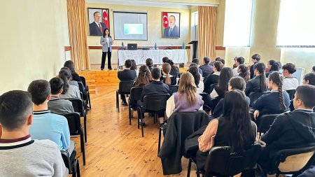 ADA Universitetinin nümayəndələri yuxarı sinif şagirdləri ilə görüşlər keçirib