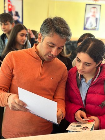 ADA Universitetinin nümayəndələri yuxarı sinif şagirdləri ilə görüşlər keçirib