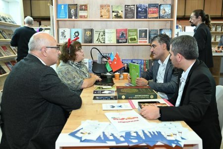 İstanbul sərgisində Azərbaycan yazarlarının iştirakı ilə ədəbi müzakirələr və imza mərasimi keçirilib
