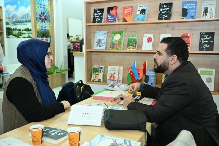 İstanbul sərgisində Azərbaycan yazarlarının iştirakı ilə ədəbi müzakirələr və imza mərasimi keçirilib