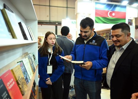 Stenddə ölkəmizdən 20-dən çox nəşriyyatın kitabları, ümumilikdə 2000 mindən çox nəşr nümunəsi yer alıb