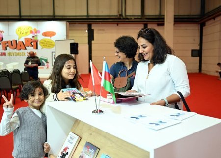 Stenddə ölkəmizdən 20-dən çox nəşriyyatın kitabları, ümumilikdə 2000 mindən çox nəşr nümunəsi yer alıb