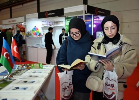 Stenddə ölkəmizdən 20-dən çox nəşriyyatın kitabları, ümumilikdə 2000 mindən çox nəşr nümunəsi yer alıb