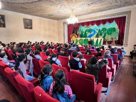 Qobustan rayon Mədəniyyət Mərkəzində “Qoğal” kukla tamaşası nümayiş olunub