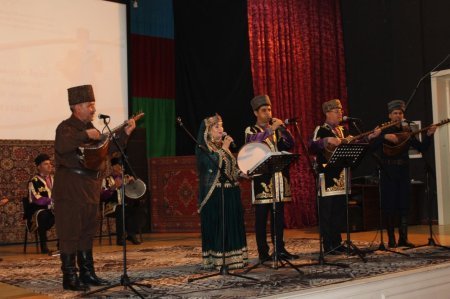 İsmayıllı rayon Heydər Əliyev adına Mədəniyyət Mərkəzində Aşıq Yanvar Bədəlovun xatirəsinə həsr olunmuş "Dastan axşamı" adlı tədbir keçirilmişdir