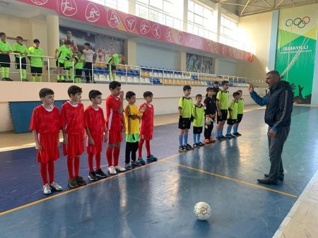 "9 Noyabr - Bayraq Günü" münasibətilə 2012 - 2013 - cü il təvəllüdlü oğlanlar arasında minifutbol idman növü üzrə İsmayıllı rayon turniri keçirildi