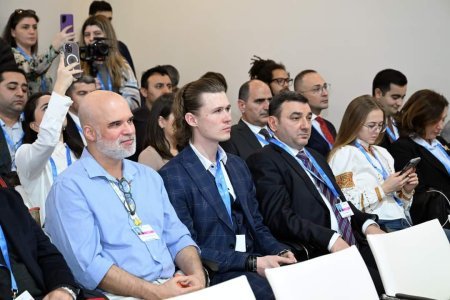 “Yaradıcı sənayelərin iqlim dəyişmələrinə təsiri” mövzusunda panel sessiyası təşkil olunub