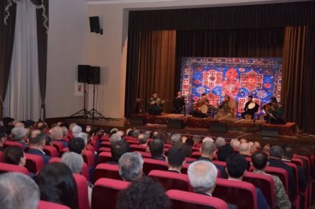 Xalq artisti Alim Qasımov və Əməkdar artist Fərqanə Qasımova Şamaxı rayon Mədəniyyət Mərkəzində konsert proqramı ilə çıxış edib