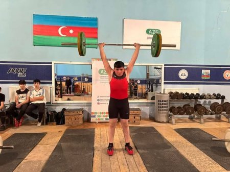 “31 Dekabr-Dünya Azərbaycanlılarının Həmrəyliyi Günü”nə həsr olunmuş ağırlıqqaldırma idman növü üzrə yeniyetmələr arasında rayon turniri keçirilib