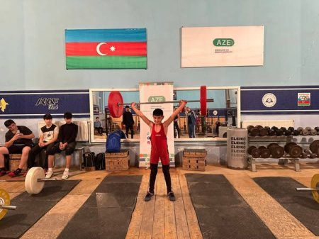 “31 Dekabr-Dünya Azərbaycanlılarının Həmrəyliyi Günü”nə həsr olunmuş ağırlıqqaldırma idman növü üzrə yeniyetmələr arasında rayon turniri keçirilib