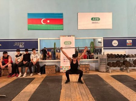 “31 Dekabr-Dünya Azərbaycanlılarının Həmrəyliyi Günü”nə həsr olunmuş ağırlıqqaldırma idman növü üzrə yeniyetmələr arasında rayon turniri keçirilib