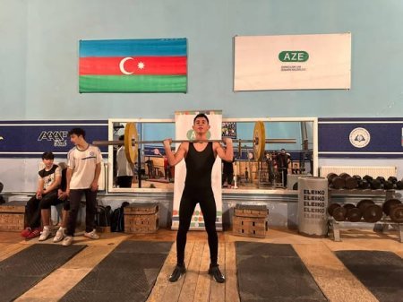 “31 Dekabr-Dünya Azərbaycanlılarının Həmrəyliyi Günü”nə həsr olunmuş ağırlıqqaldırma idman növü üzrə yeniyetmələr arasında rayon turniri keçirilib