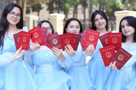 Abşeron-Xızı Regional Təhsil İdarəsinin tabeliyindəki məktəblərdə XI sinfi bitirən məzunlara attestatlar verilib