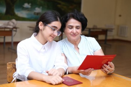 Abşeron-Xızı Regional Təhsil İdarəsinin tabeliyindəki məktəblərdə XI sinfi bitirən məzunlara attestatlar verilib