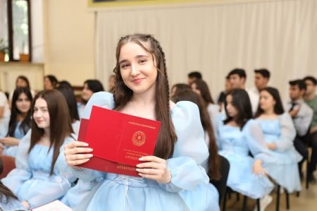 Abşeron-Xızı Regional Təhsil İdarəsinin tabeliyindəki məktəblərdə XI sinfi bitirən məzunlara attestatlar verilib