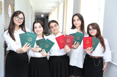 Abşeron-Xızı Regional Təhsil İdarəsinin tabeliyindəki məktəblərdə XI sinfi bitirən məzunlara attestatlar verilib