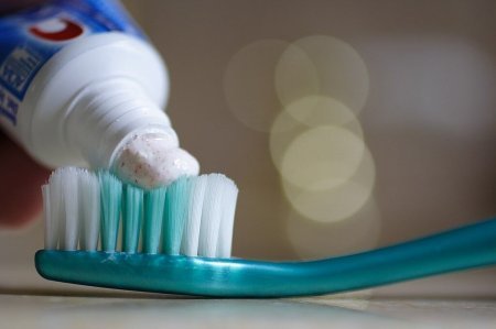 Məşhur diş pastası xəstəlik yayırmış: Bu ölkədə qadağan edildi - Azərbaycanda da satılır 