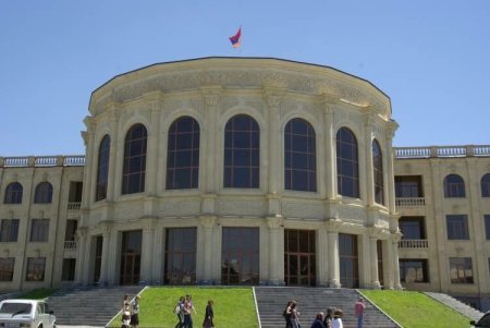 Fəvvarələrin “rəqsi”: “Dolya Vorovskaya” mahnısı Ermənistanı qarışdırdı
