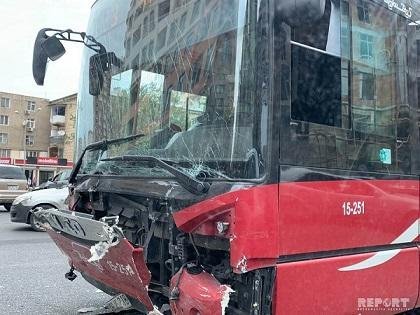 "Bakı Bus" avtobusu yük maşını ilə toqquşdu
