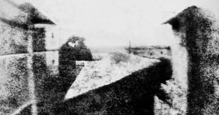 Dünyanın ilk fotoşəkili: 8 saatlıq səbrin nəticəsi