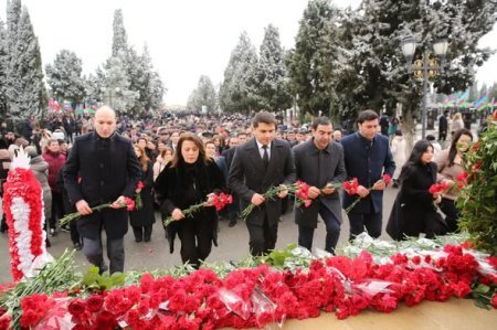 Gəncə-Daşkəsən Regional Təhsil İdarəsinin kollektivi 20 Yanvar faciəsinin ildönümü ilə əlaqədar Şəhidlər xiyabanını ziyarət edib