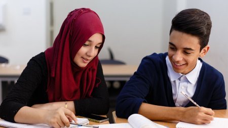 Orta məktəbə hicabla göndərilən azyaşlılar, qanun nə deyir? - ARAŞDIRMA