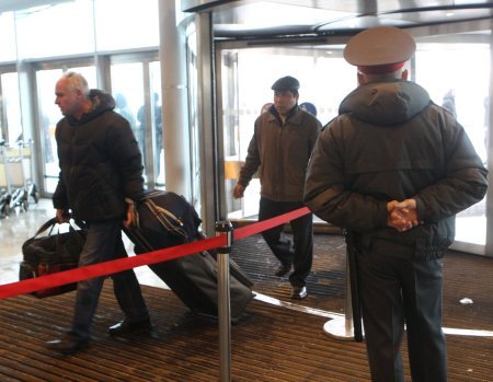 Moskva aeroportu son anda terrordan xilas olub: Təhlükəsizlik zabiti saxlanıldı