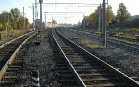 Qatar yoluna çıxan kişi öldü