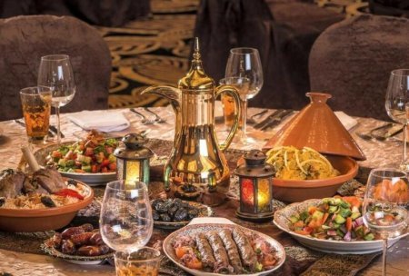 Ramazan yox, qazanc ayı: Restoranların "iftar süfrəsi" biznesi - İslam və tibb nə deyir?