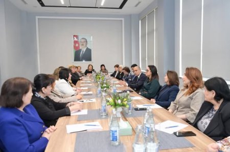 Elm və təhsil naziri təqaüddə olan qabaqcıl qadın təhsil işçiləri ilə görüş keçirib