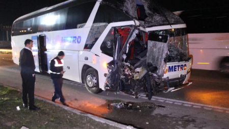 Türkiyədə avtobusla yük maşını TOQQUŞDU: Çox sayda yaralı var