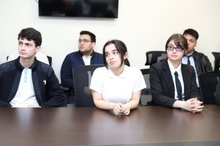 Abşeron-Xızı Regional Təhsil İdarəsində Sumqayıt şəhəri üzrə müxtəlif fənlərdə yüksək nailiyyətlər əldə etmiş şagirdlərlə görüş keçirilib
