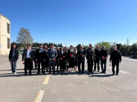 Aprel Şəhidlərinin xatirəsinin əbədiləşdirilməsi məqsədilə ucaldılmış abidə ziyarət olunub