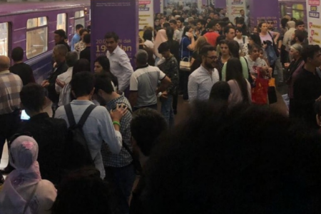 Metroda qatarların hərəkəti yenidən iflic oldu