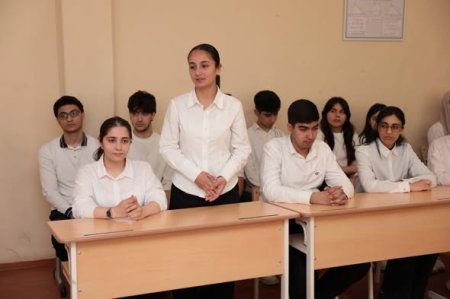 Təhsil İdarəsinin müdiri Sumqayıt şəhəri 37 nömrəli məktəbin buraxılış imtahanlarında yüksək nəticə göstərən şagirdləri ilə görüş keçirib