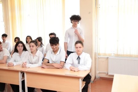 Təhsil İdarəsinin müdiri Sumqayıt şəhəri 37 nömrəli məktəbin buraxılış imtahanlarında yüksək nəticə göstərən şagirdləri ilə görüş keçirib