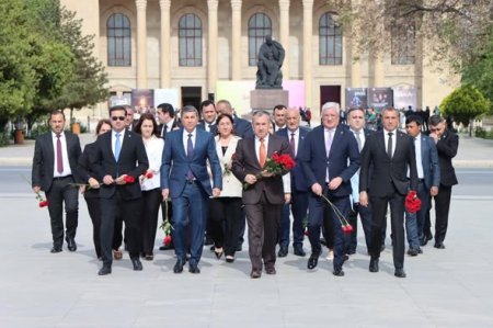 “Cahan Şirkətlər Qrupu”nun rəhbər heyəti Ulu Öndər Heydər Əliyevin büstünü ziyarət edib