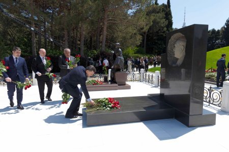 ATU rəhbərliyi Heydər Əliyevin anadan olmasının 103-cü ildönümü münasibəti ilə Ulu Öndərin məzarını ziyarət edib