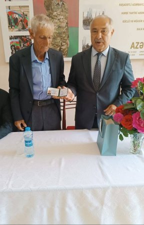 Şəhid atasına 